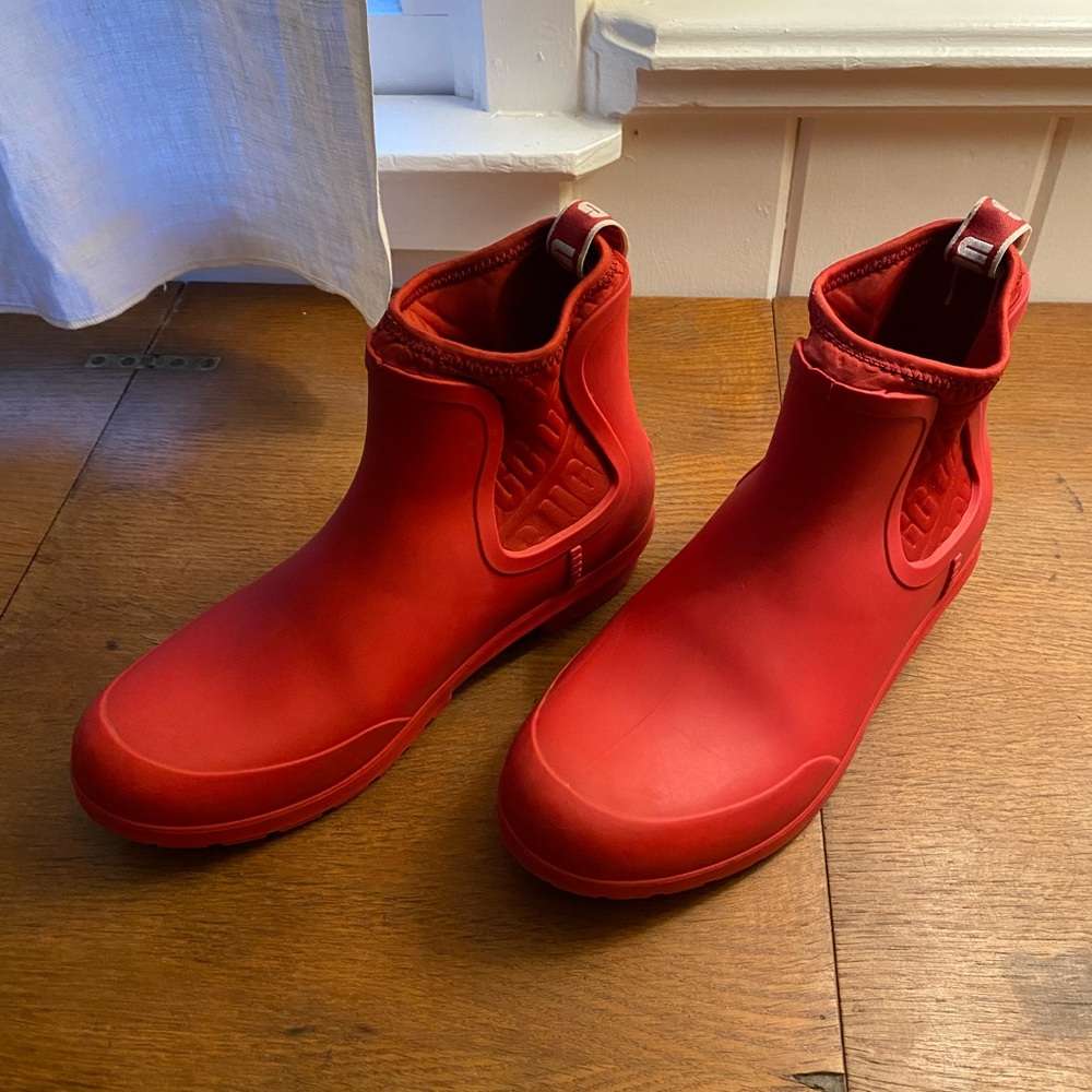 Ugg rain boots with Sherpa insoles. Size 7-7.5 Red